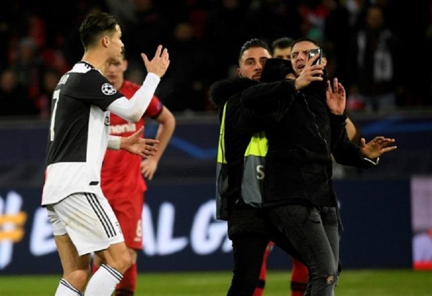 Trei fani au intrat pe teren pentru Cristiano Ronaldo la meciul Bayer Leverkusen – Juventus