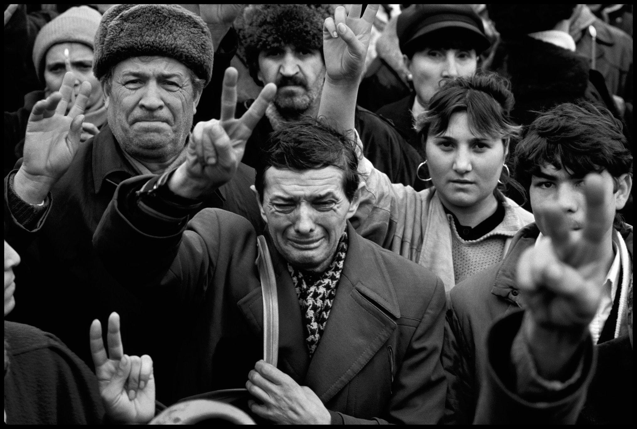 Cine ești, române? Imaginea libertății, fotografiată de un american, în decembrie 1989. Motivul lacrimilor, tulburător!