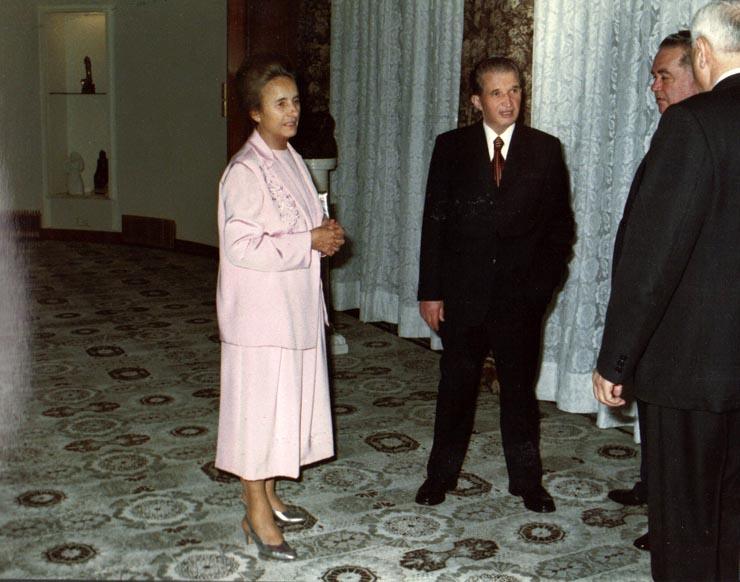 Atunci sărbătoreau, iar peste un an nu mai erau! Elena și Nicolae Ceaușescu, fotografiați într-o ipostază intimă la ultimul lor Revelion! Nimeni nu a îndrăznit să îi mai privească! FOTO
