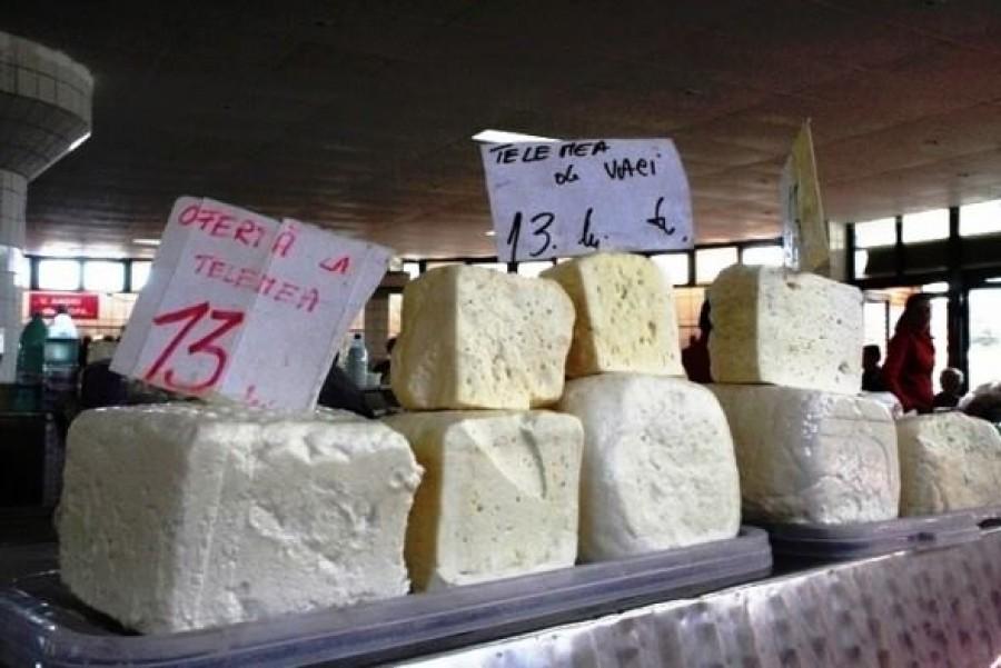 Cum verifici dacă ai cumpărat brânză din lapte sau din uleiuri vegetale. Testul simplu pe care îl poți face acasă