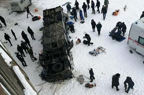 Tragedie de proporții! 19 persoane au murit, inclusiv doi copii, după ce un autobuz a căzut de pe un pod într-un lac înghețat - VIDEO