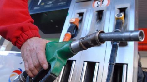 Oficial, prețurile carburanților scad din ianuarie 2020. A fost promulgată legea care elimină supraacciza