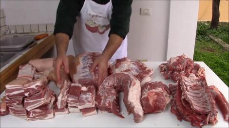 Cumperi carne de porc de Crăciun? La ce trebuie să fii atent: Medicii avertizează consumatorii că există risc major de îmbolnăvire