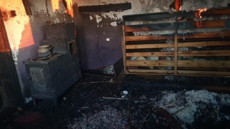 Un bebeluș a murit ars după ce fratele lui a incercat să aprindă focul în sobă cu benzină. Alți trei copii au fost în pericol