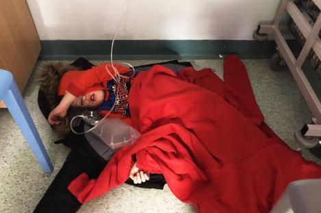 Copil de patru ani suspect de pneumonie, forțat să doarmă pe podea, în spital. Mama micuțului, revoltată:”Nu sunt paturi libere. E haos!”