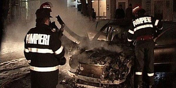 Opt mașini făcute scrum într-un incendiu izbucnit la un service auto. Proprietarii își lăsaseră autoturismele la reparat