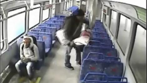 Scene teribile în gară! Un tată își pierde bebelușul în tren după ce coboară  pe peron să fumeze o țigară. Camerele de supraveghere au surprins întregul moment