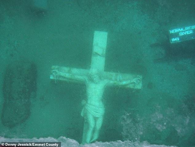 Iisus răstignit pe cruce a apărut din ape! Mii de enoriași au venit să vadă minunea!