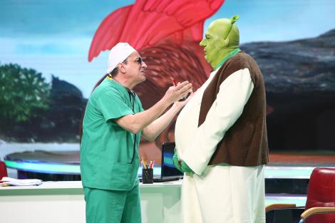 Ai fi ghicit cine s-a ascuns în spatele măștii? Shrek a venit să ceară un lifting facial de la „medicul fals” Claudiu Bleonț! „Nu vreți un transplant de cap?”