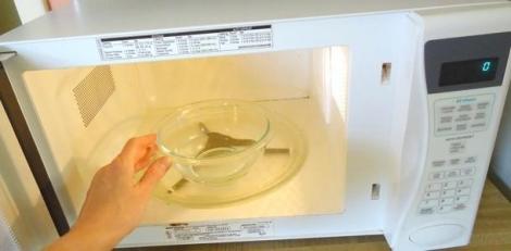 O femeie a pus un bol cu oțet în cuptorul cu microunde și a așteptat! Ce a urmat