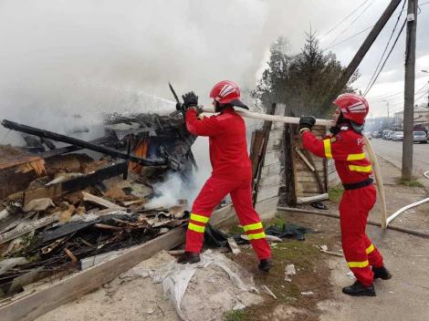 Botoşani: Patru persoane, între care trei copii, au făcut atac de panică în urma unui incendiu izbucnit la o locuinţă