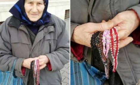 Ea este bătrânica din Cluj care muncește ore în șir împletind brățări pe care le vinde cu câțiva bănuți. Este văduvă și nu are altă sursă de venit. Ce le transmite oamenilor