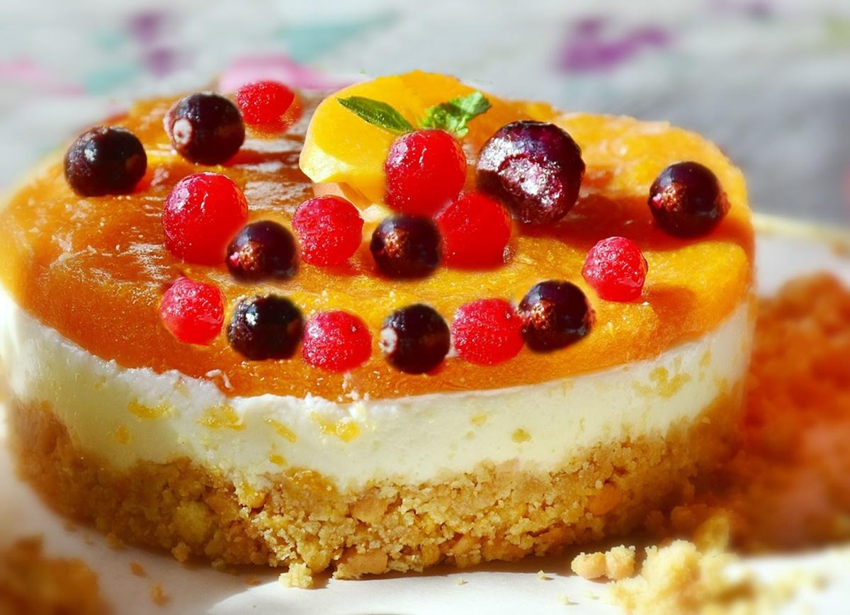 Cheesecake cu jeleu de mango. Un desert fără coacere, gustos și aspectuos.