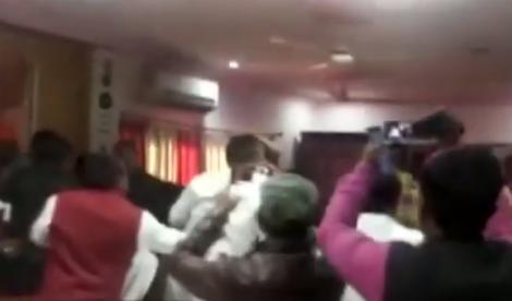 Doi parlamentari s-au luat bătaie, chiar în timpul ședinței! De la ce a pornit totul (VIDEO)