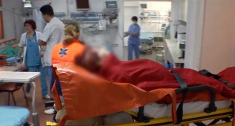 Pacienți plimbați cu targa prin șantier! Imagini incredibile surprinse la Spitalul Județean Brașov (VIDEO)
