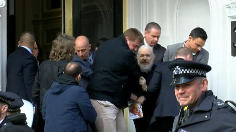 S-a terminat! Julian Assange a primit o veste teribilă la câteva ore după ce a fost arestat