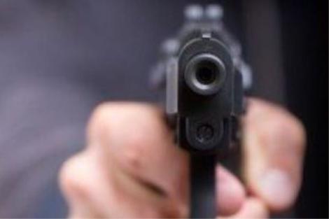 Femeie amenințată cu pistol și cuțit, în văzul tuturor! Au fost momente de groază la Cluj