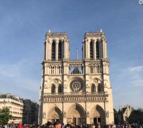 Cine este bărbatul care apare în fotografia virală de la Notre Dame? Sute de mii de oameni au pus umărul la găsirea lui