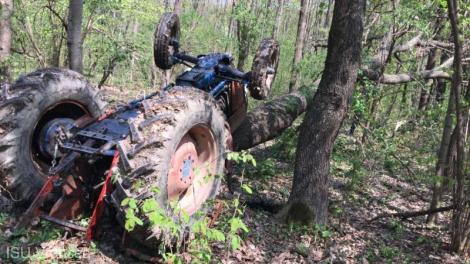 Bărbat strivit de tractorul răsturnat în pădure, în ziua de Florii. Corpul omului abia a putut fi identificat de familie