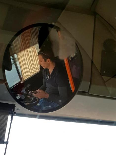 Video. Revoltător! Un șofer de troleibuz din București își plătește facturile în timp ce conduce! Controlul asupra volanului este aproape 0!