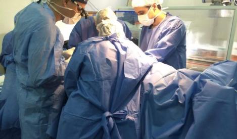 Premieră în lumea medicală! A fost realizat cu succes primul transplant de trei organe la un copil de 9 ani! Care este starea micuțului