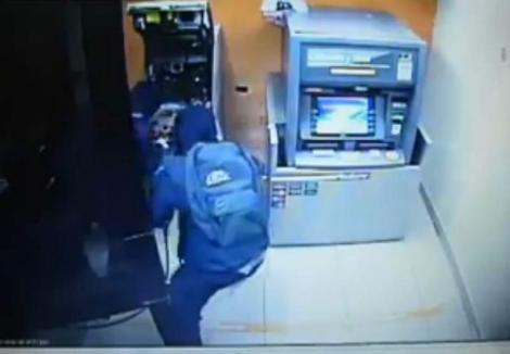 Cum să spargi un bancomat în 4 minute! Imagini surprinse pe camerele de supraveghere la un ATM