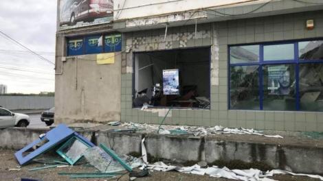 Anchetă a poliţiştilor şi procurorilor din Arad, după ce un bancomat a fost aruncat în aer cu un dispozitiv artizanal