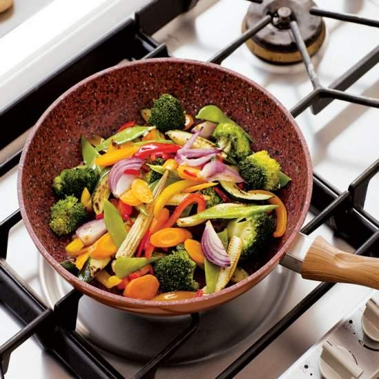 CONCURS! Răspunde la întrebare și câștigă o tigaie wok, exact ca cea folosită de concurenții Chefi la cuțite!