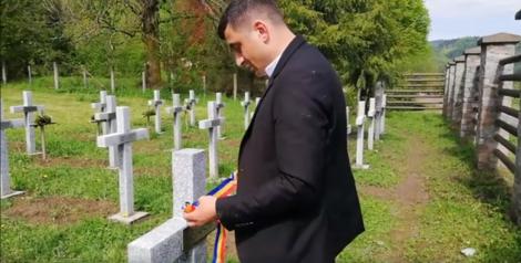 Bărbatul bătut în timp ce filma crucile acoperite cu saci de gunoi s-a întors în cimitirul Valea Uzului: „Eroii noștri se pot odihni liniștiți”