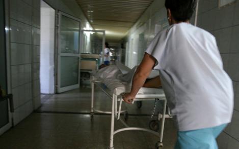 Bătaie la un spital din Lugoj! Un vizitator a ajuns la Urgențe, după ce a fost lovit de un paznic