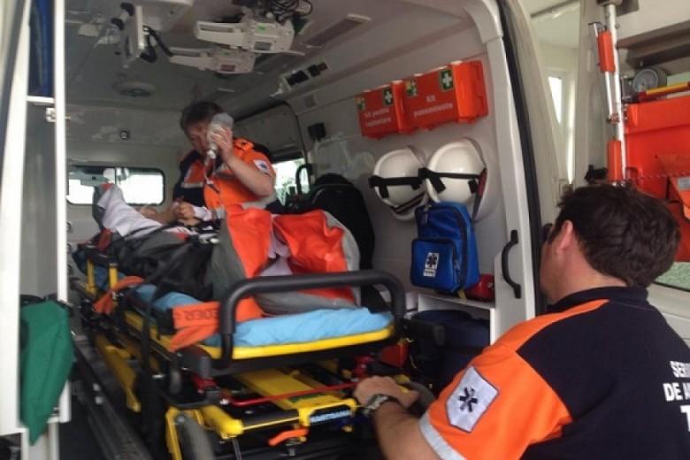 Moarte înfiorătoare în Bacău! Soția unui preot s-a aruncat dintr-o ambulanță care o ducea la spital. Care a fost motivul
