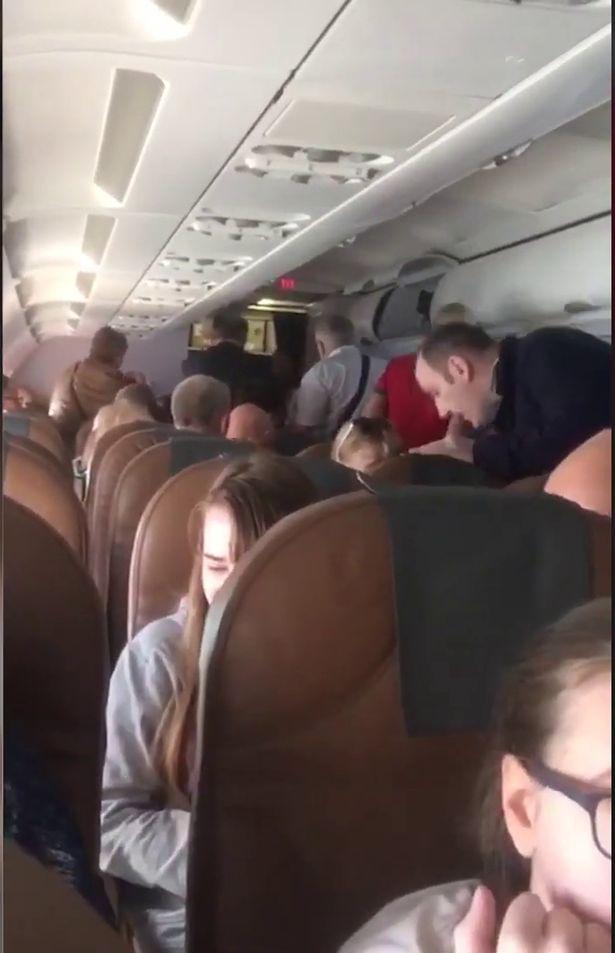 Situație disperată în timpul unui zbor! Un bărbat a amenințat mai mulți pasageri și a încercat să sugrume o femeie: "Suntem pe cale să murim, piloții sunt adormiți”