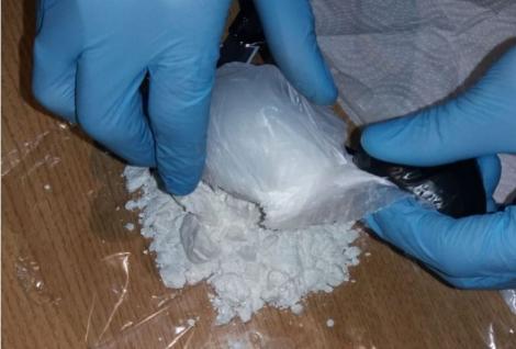 A înghiţit 246 de pungi cu cocaină pentru a le transporta cu avionul. Bărbatul a murit în timpul zborului
