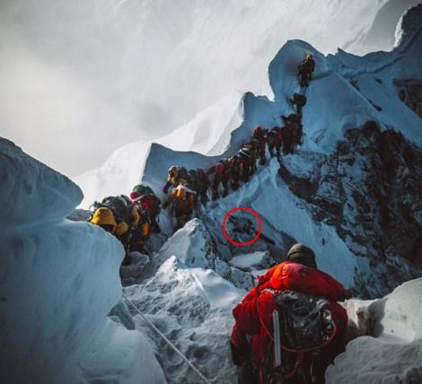 Au călcat pe cadavre, la propriu, ca să-și îndeplinească un vis! „Iată, sub picioarele noastre era un trup neînsuflețit”. Fotografia de pe Everest ce face înconjurul lumii – Foto