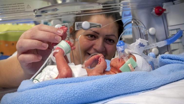 Bebeluşul de 720 de grame născut la Botoșani a murit la spital. Câte zile a rezistat inima micuțului