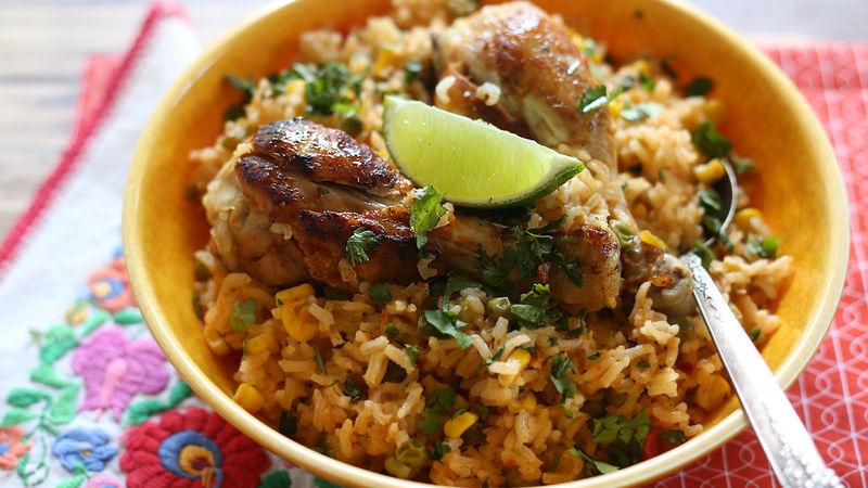 Pui cu orez mexican și chili, o rețetă gata în doar 20 de minute! Un deliciu pentru pasionații de mâncăruri picante