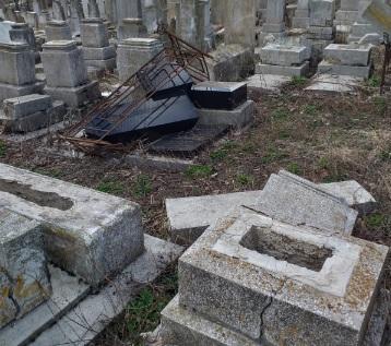 Descoperire terifiată într-un cimitir din Huși! Ce au găsit oamenii, printre morminte