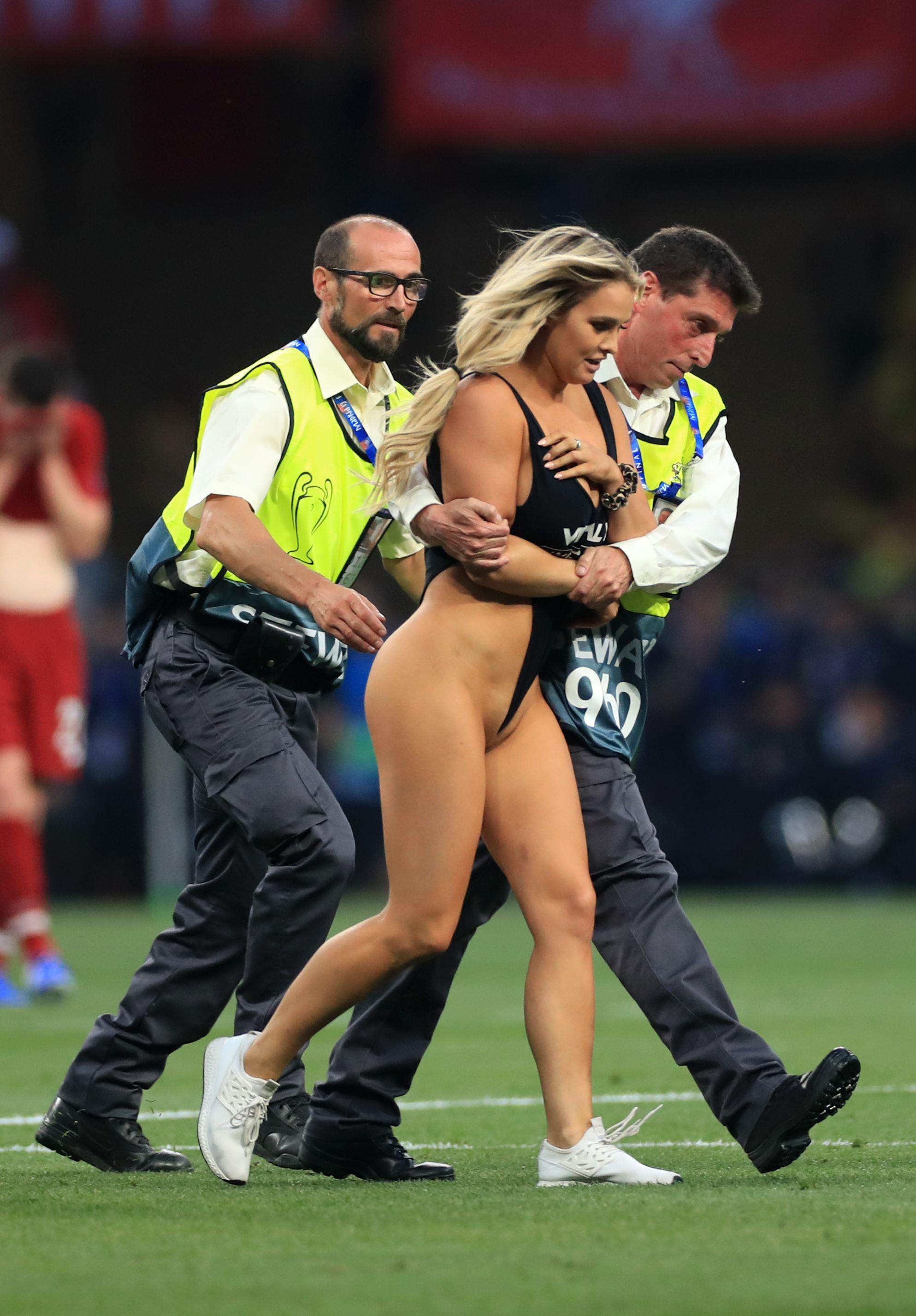 O blondă sexy a pătruns pe teren în timpul meciului dintre Liverpool și Tottenham. Imagini de infarct