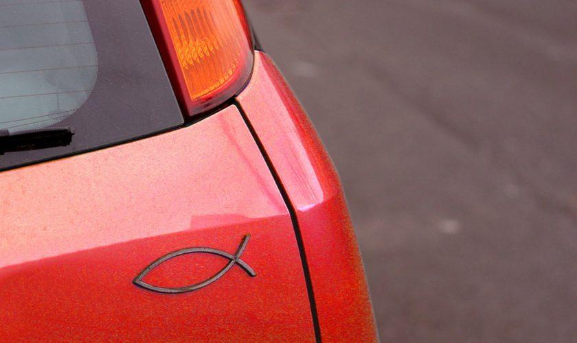 Semnificația simbolului pe care îl vezi pe multe mașini
