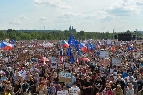 Peste 200.000 de cehi au ieşit în stradă pentru a cere demisia premierului Andrej Babis - VIDEO