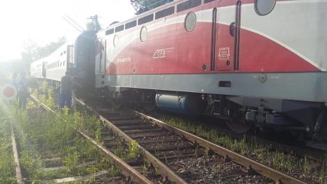 Locomotiva unui tren Regio a deraiat în județul Suceava din cauza viiturilor. Nu sunt victime