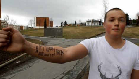 Un adolescent și-a tatuat bonul de la fast-food pe braț