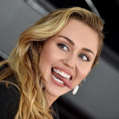 Miley Cyrus, cunoscută sub numele de Hannah Montana, revine: ''She Is Coming''