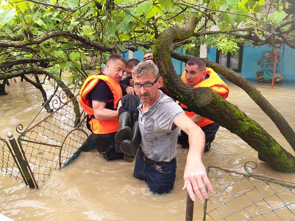 România se află sub cod roșu de inundații. Vremea rea a lăsat deja fără case sute de oameni