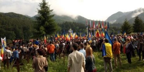 Jandarmeria Română, despre crucile distruse în cimitirul din Valea Uzului: „Vor fi desfăşurate activităţi specifice”