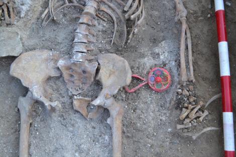 Au împușcat zdrăngănica în cap și în piept. Jucăria ce a trăit lângă un schelet 83 de ani. 500.000 de morți