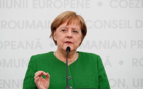 Angela Merkel a încălcat protocolul şi a stat jos la ceremonia de primire a premierului danez Mette Frederiksen