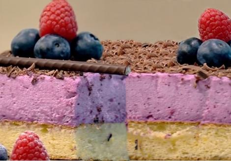 Prăjitură cu cremă de afine și zmeură. Spectacol de arome și culori într-un desert delicios!