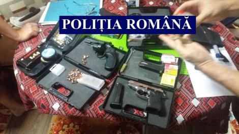 Patru arme letale şi peste 1.600 de elemente de muniţie deţinute ilegal au fost depistate de poliţişti în județul Prahova