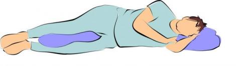 Află de ce este indicat să dormim cu o pernă între picioare! Soluții pentru un somn sănătos